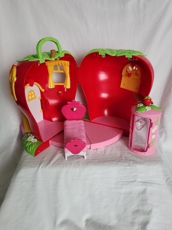 Strawberry Shortcake Other - Vtg 2003 Bandai Strawberry Shortcake Berry Happy Home Playset Bed Fashion Closet